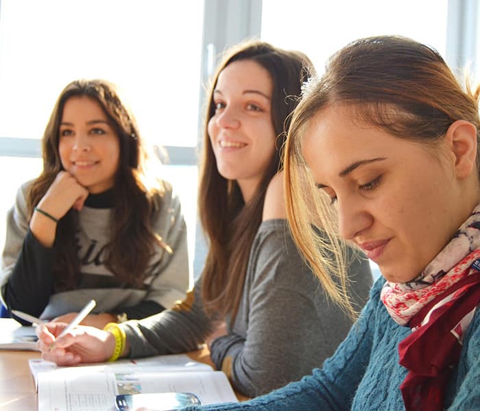 Grupo de estudiantes en aula